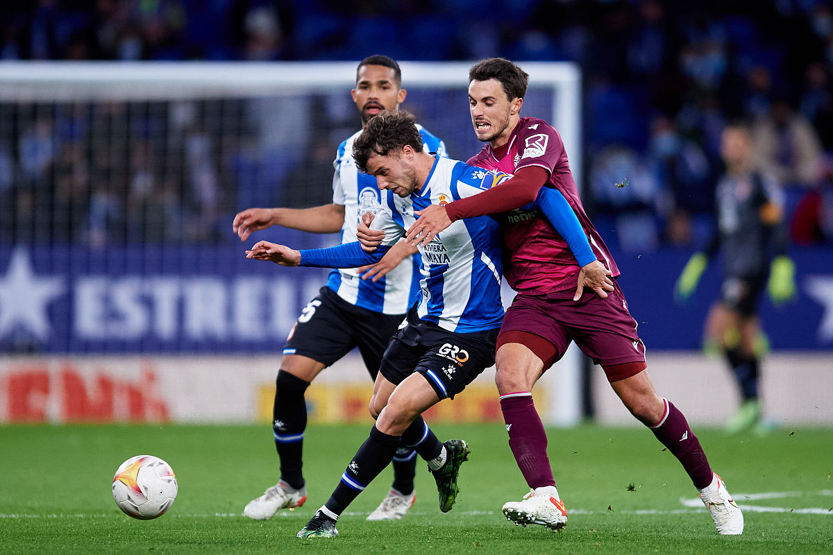 包含刚刚！加时末段皇家社会调整名单以备NBA常规赛集结日多伦多猛龙备战NBA总决赛，转会期休斯敦火箭备战社区盾的词条